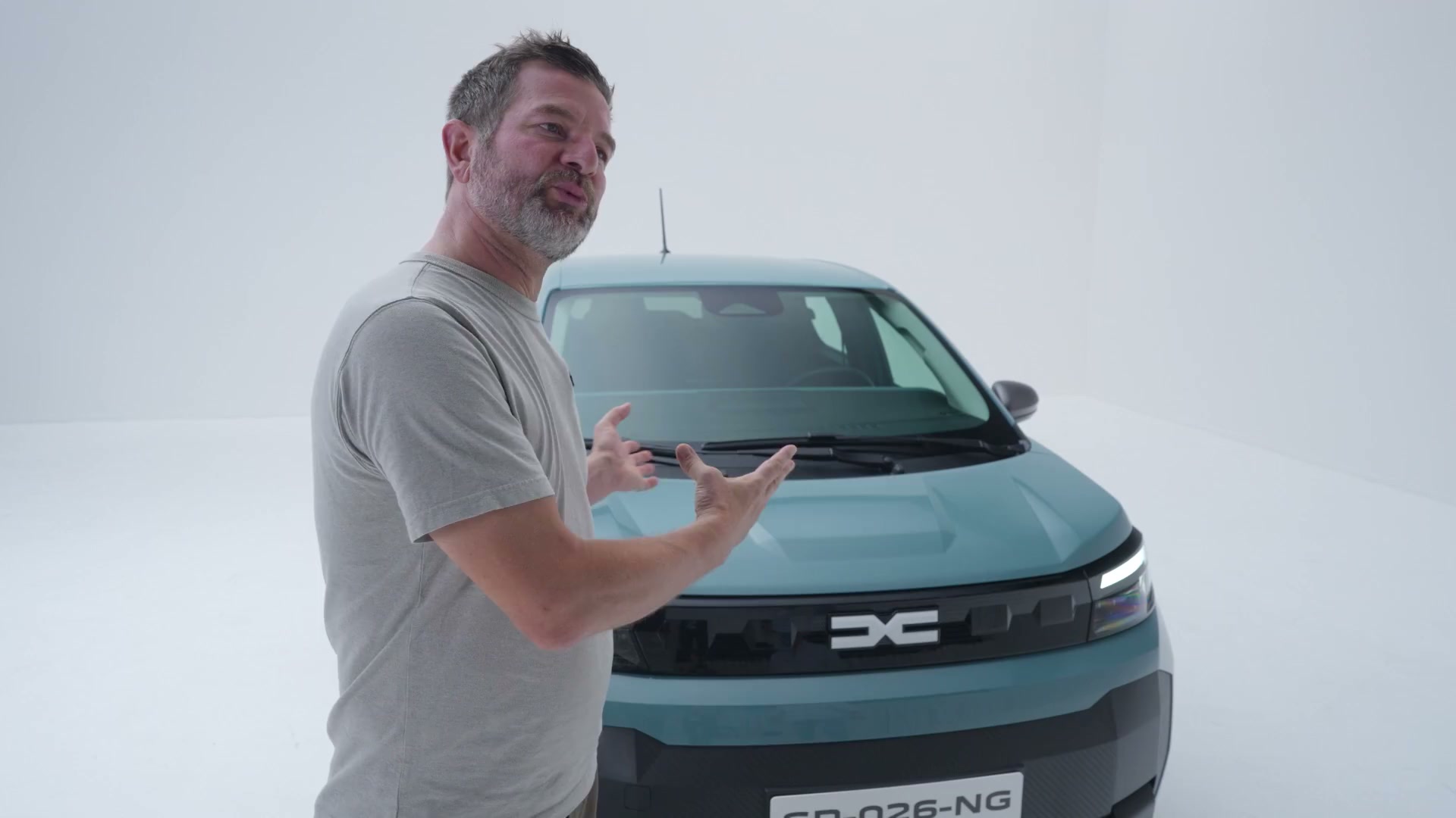 David Durand présente la face avant et la signature lumineuse de la Dacia Spring.